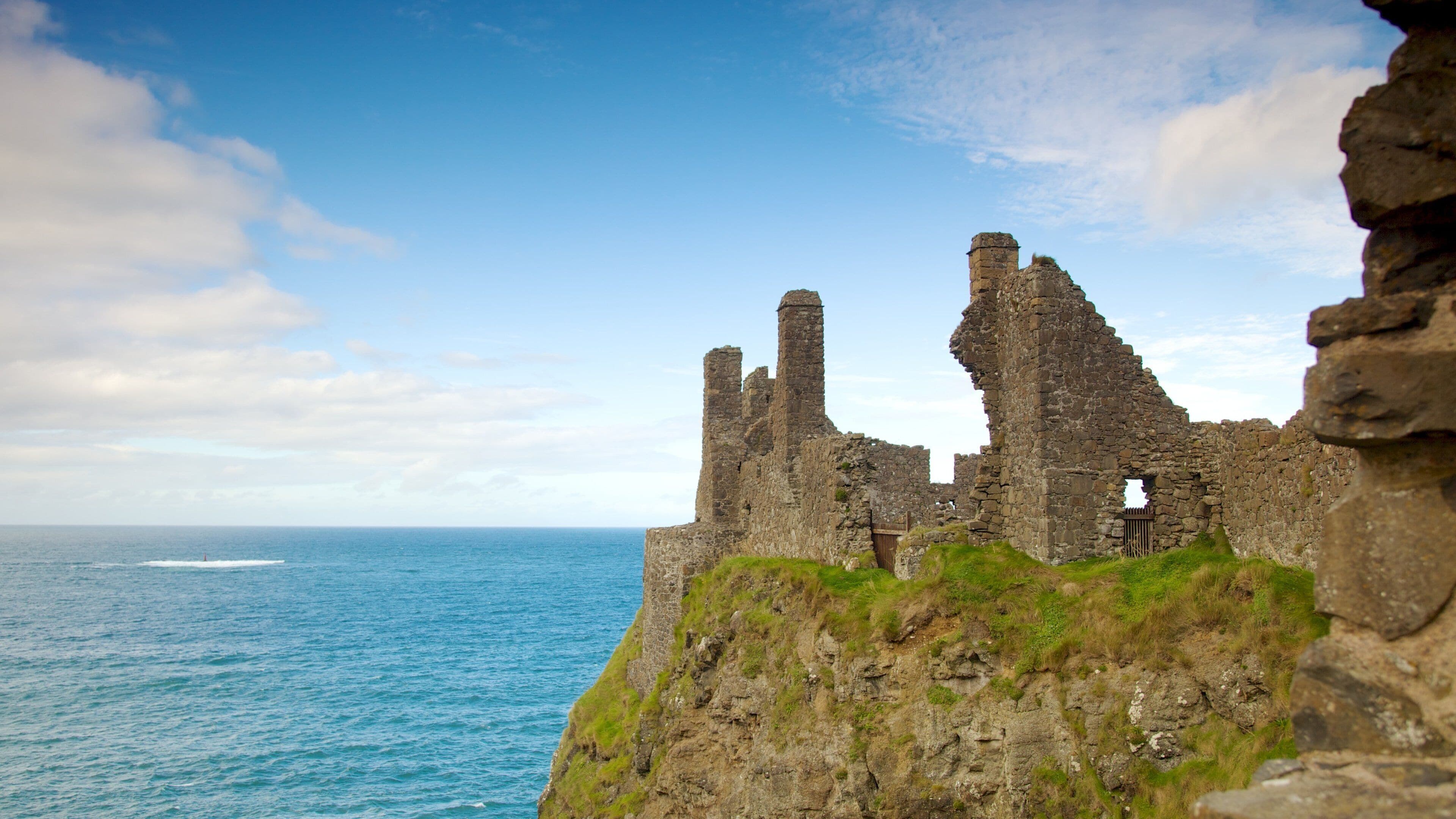 Dunluce Castle som viser kulturarv, kyst og ruiner