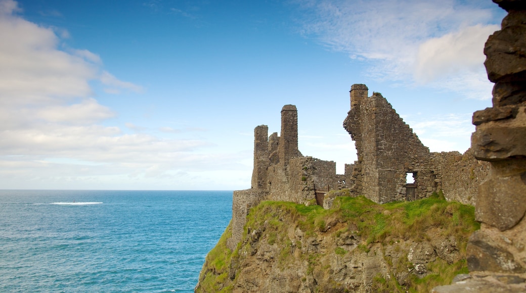 Dunluce Castle som viser kulturarv, kyst og ruiner