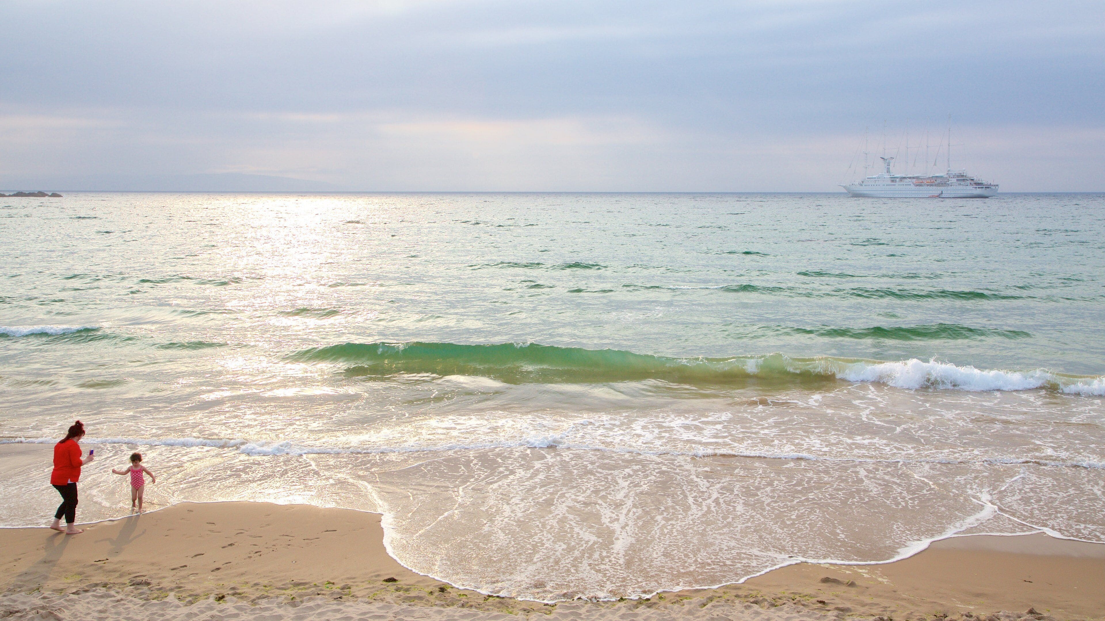 Portrush Beach mit einem allgemeine Küstenansicht, Sandstrand und Kreuzfahrten