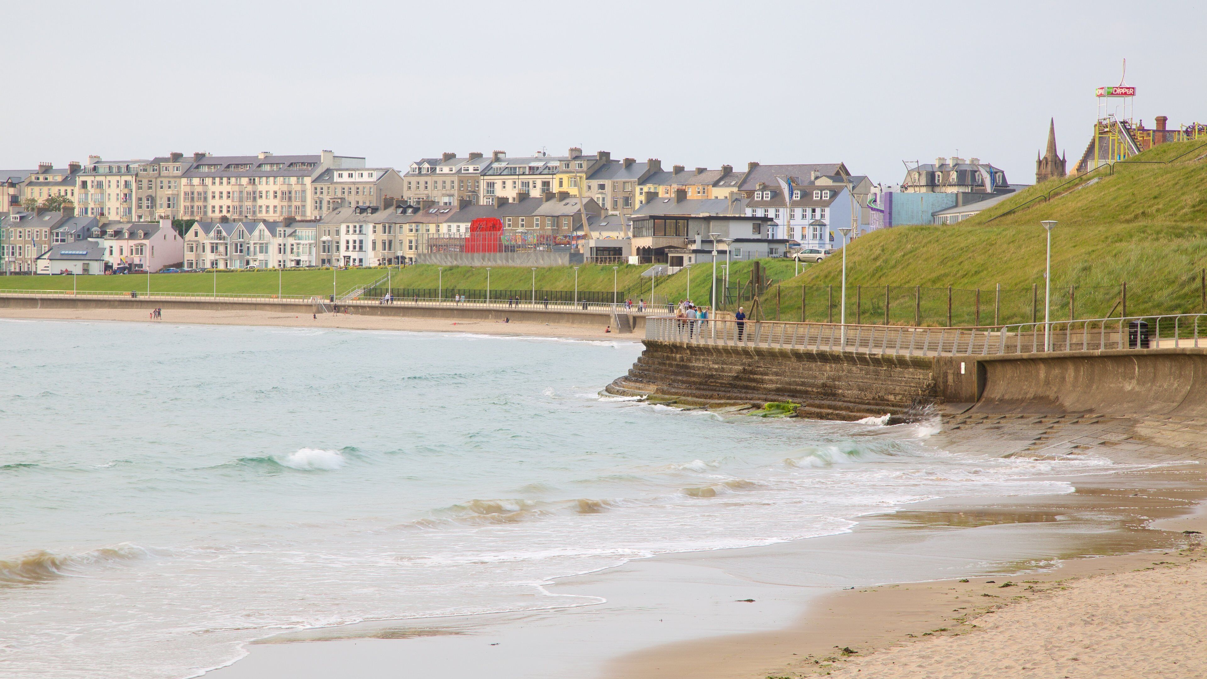 Plage de Portrush montrant ville côtière, plage de sable et vues littorales