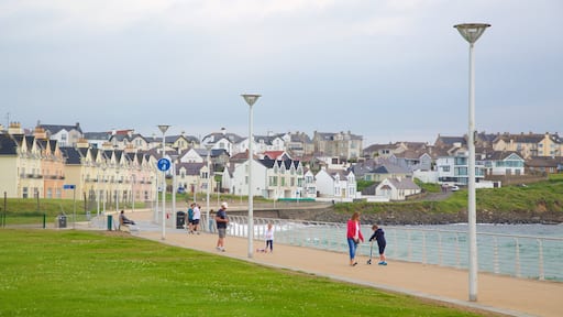Plage de Portrush montrant ville côtière, baie ou port et vues littorales
