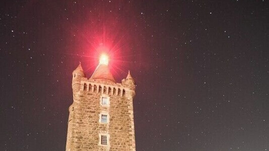 A single long exposure of Scrabo Tower, capturing the Moon and Venus as they rise together over the horizon.
@BrendanvanSon inspired me to quit my miserable day job. Whilst I'm not a Travel Photographer