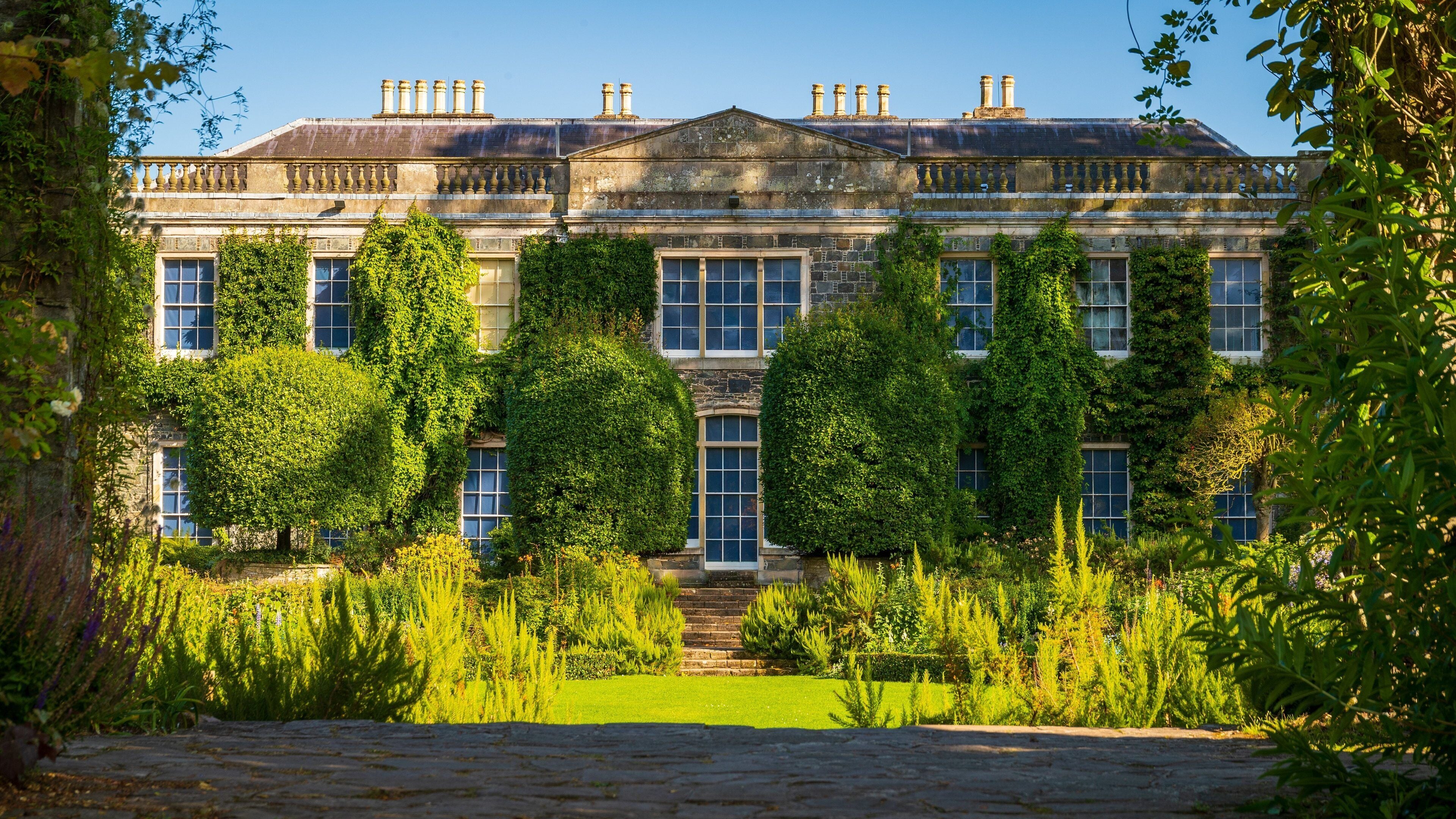 Mount Stewart House and Gardens showing heritage elements and a house