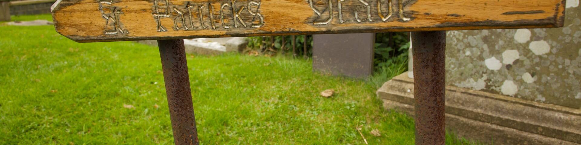 Cathédrale de Down montrant signalisation et cimetiÚre