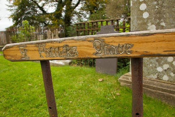 Cathédrale de Down montrant signalisation et cimetiÚre