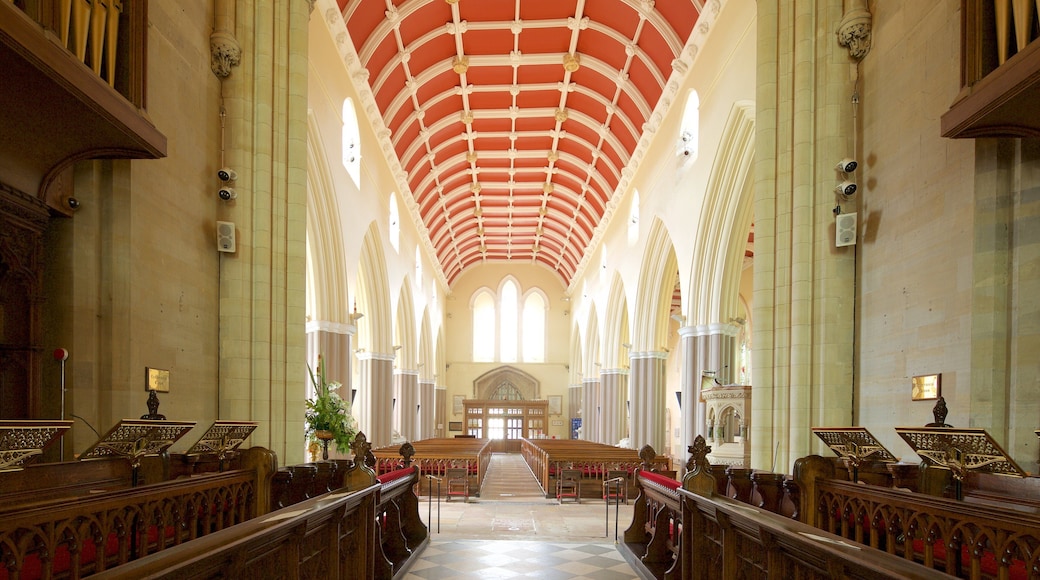 Nord-Irland som inkluderer historisk arkitektur, religion og kirke eller katedral