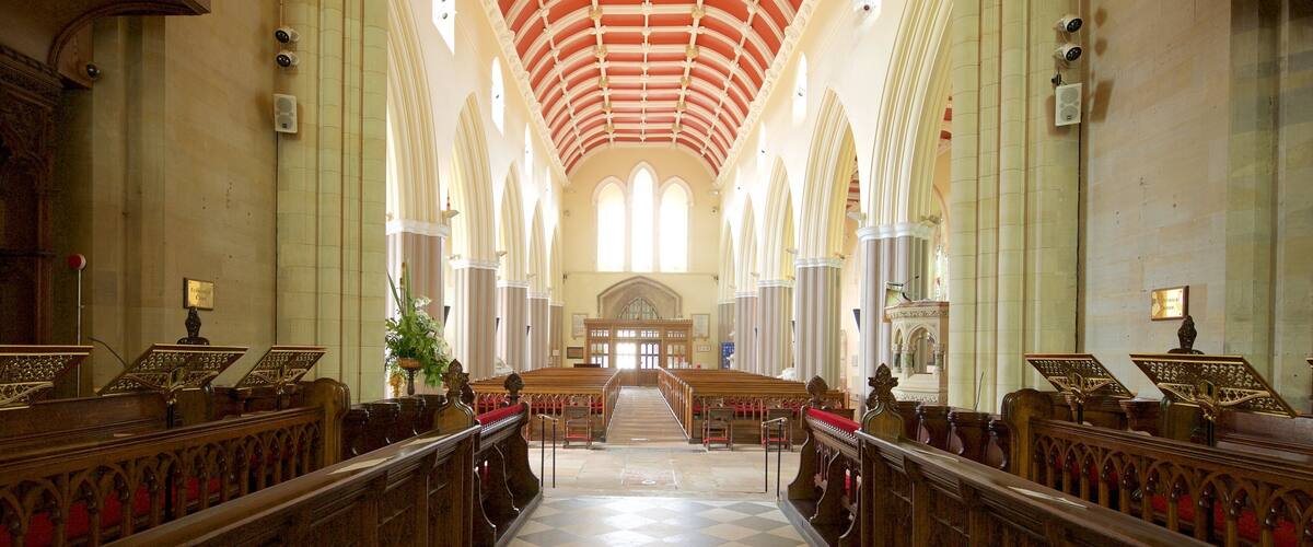 Irlanda del Norte ofreciendo patrimonio de arquitectura, vistas interiores y una iglesia o catedral