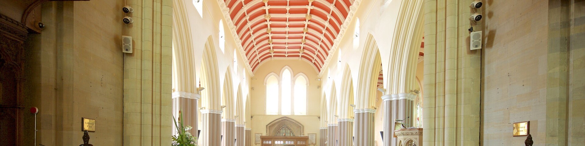 Irlanda do Norte caracterizando arquitetura de patrimônio, vistas internas e uma igreja ou catedral