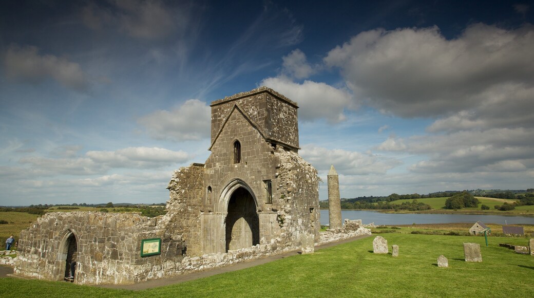 Devenish 島 呈现出 花園, 懷舊元素 和 遺跡建築