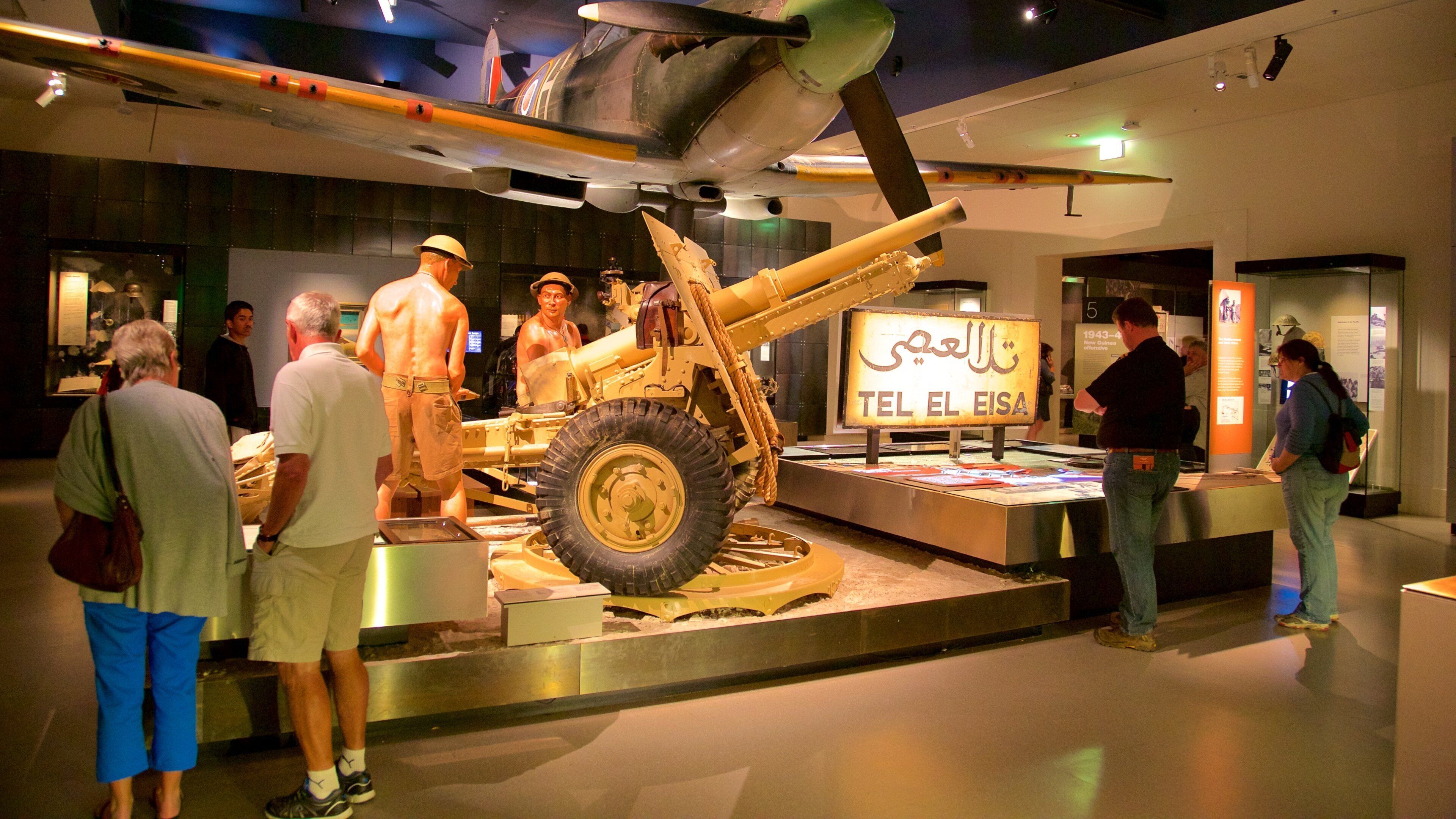 Australian War Memorial mettant en vedette vues intérieures aussi bien que petit groupe de personnes