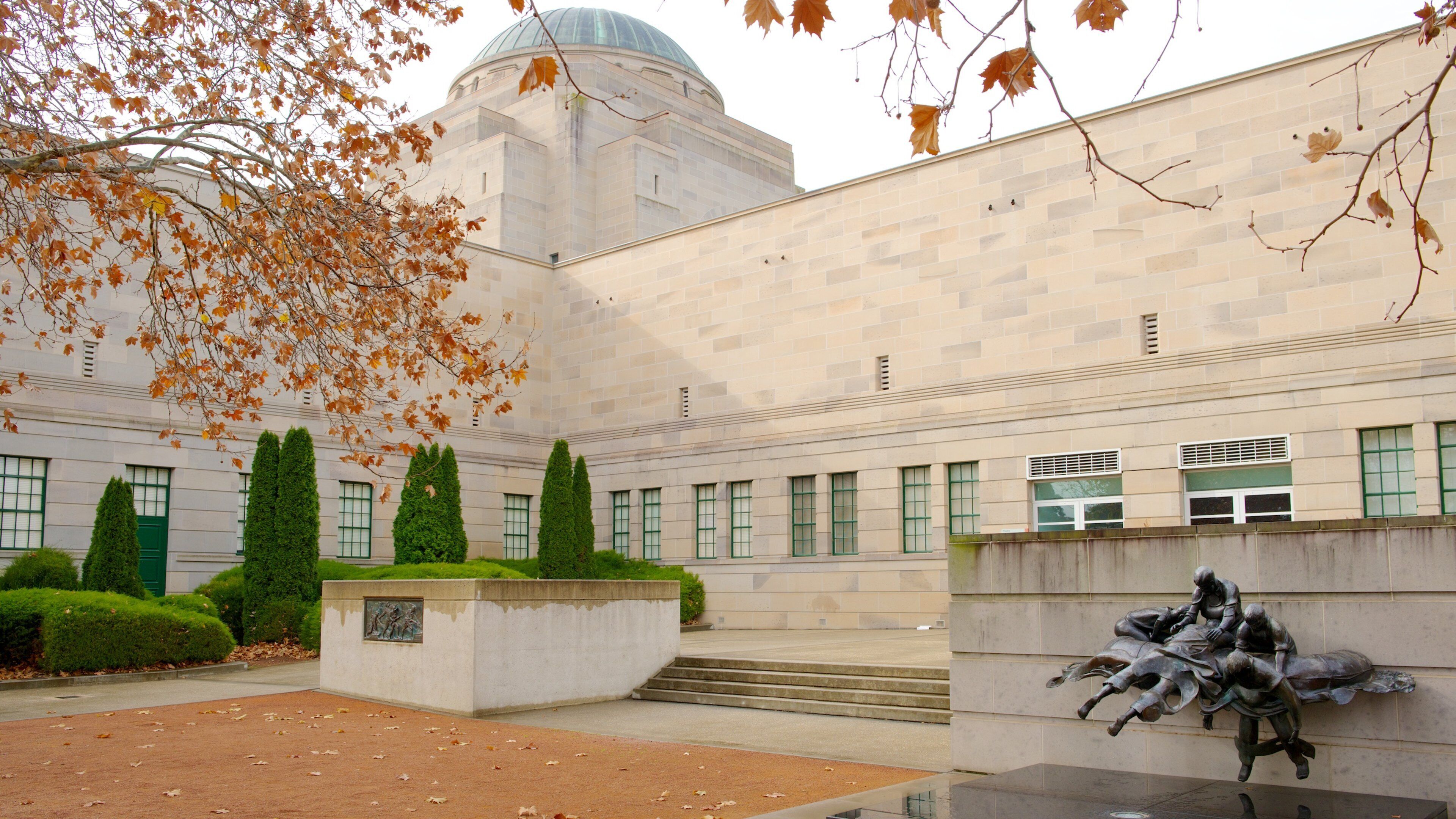 Australian War Memorial showing a memorial and fall colors
