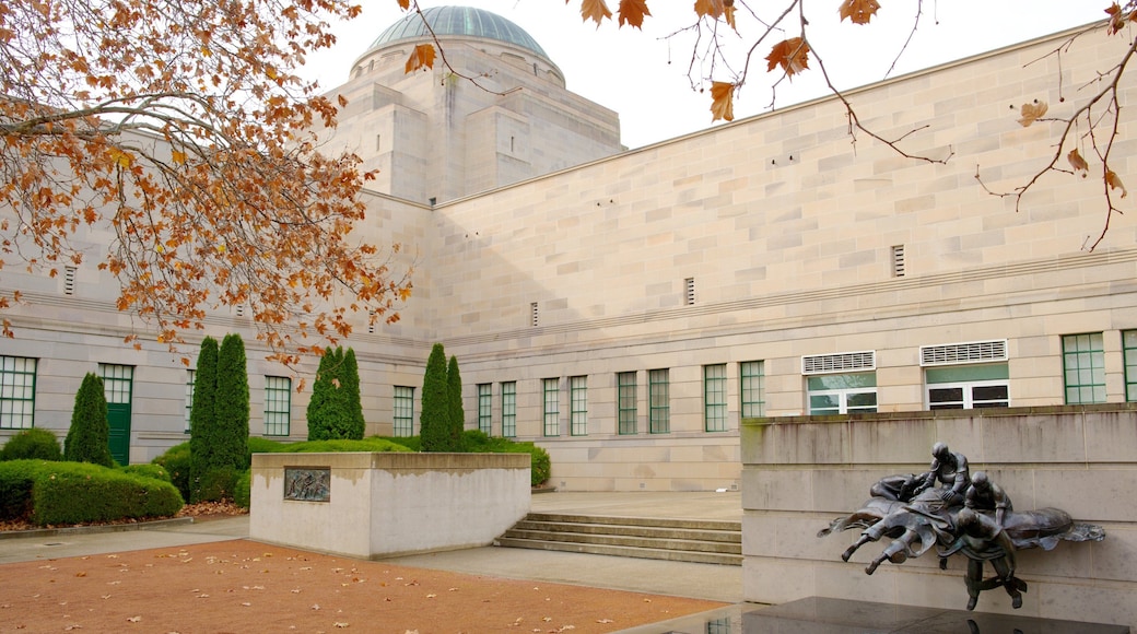 Australian War Memorial caracterizando um memorial e folhas de outono