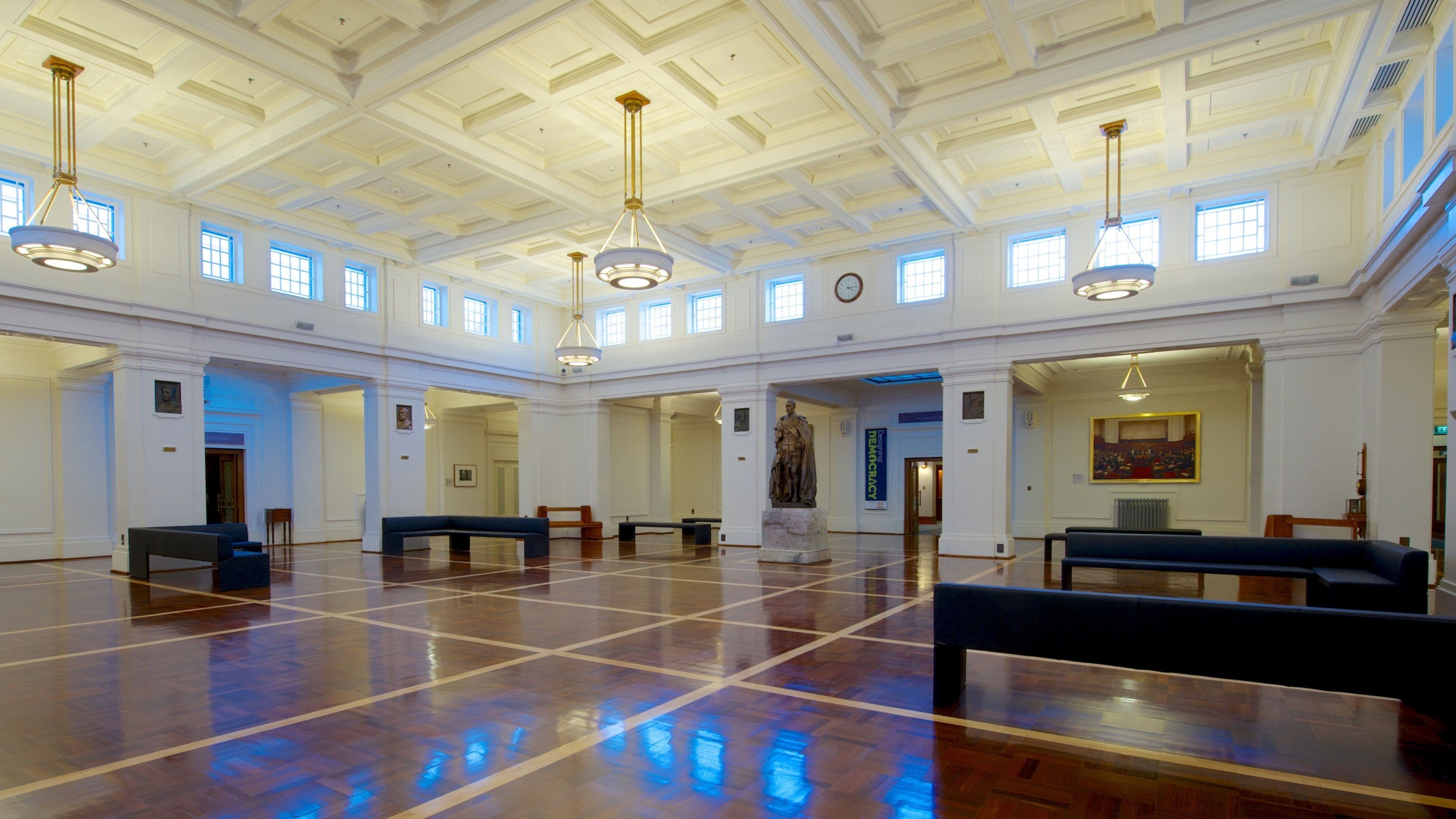 Old Parliament House som inkluderer administrativ bygning, innendørs og historisk arkitektur