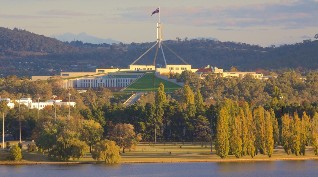 Parliament House mostrando edificio amministrativo e vista del paesaggio