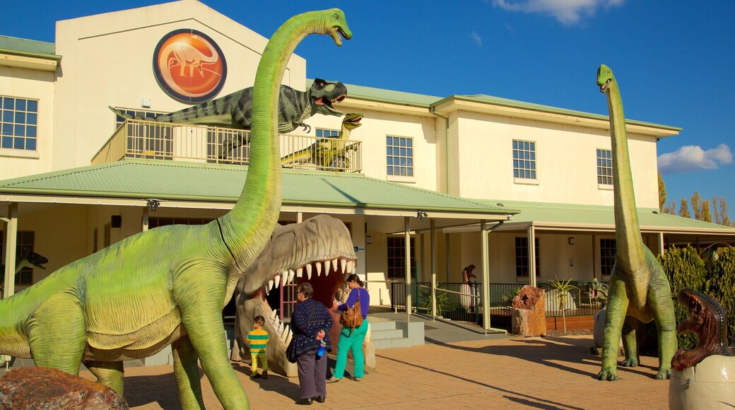 National Dinosaur Museum såväl som en liten grupp av människor