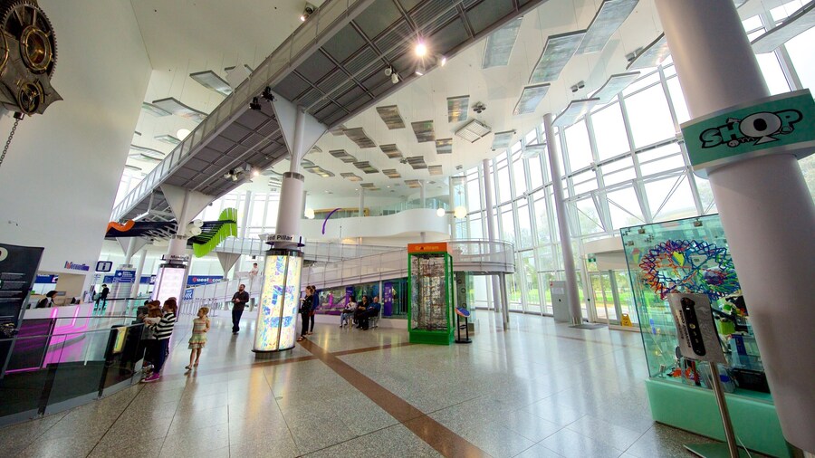 Questacon que incluye vistas interiores