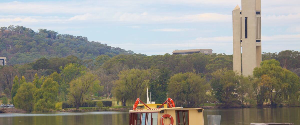 National Carillon som inkluderar en sjö eller ett vattenhål och en färja