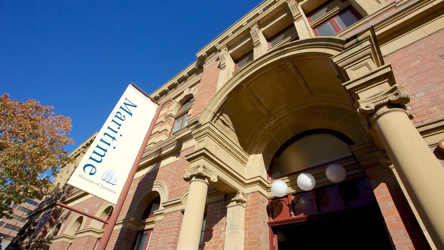 Maritime Museum of Tasmania showing street scenes