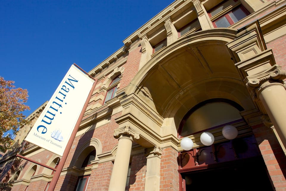 Un edificio histórico con un cartel que dice "Museum of Tasmania".