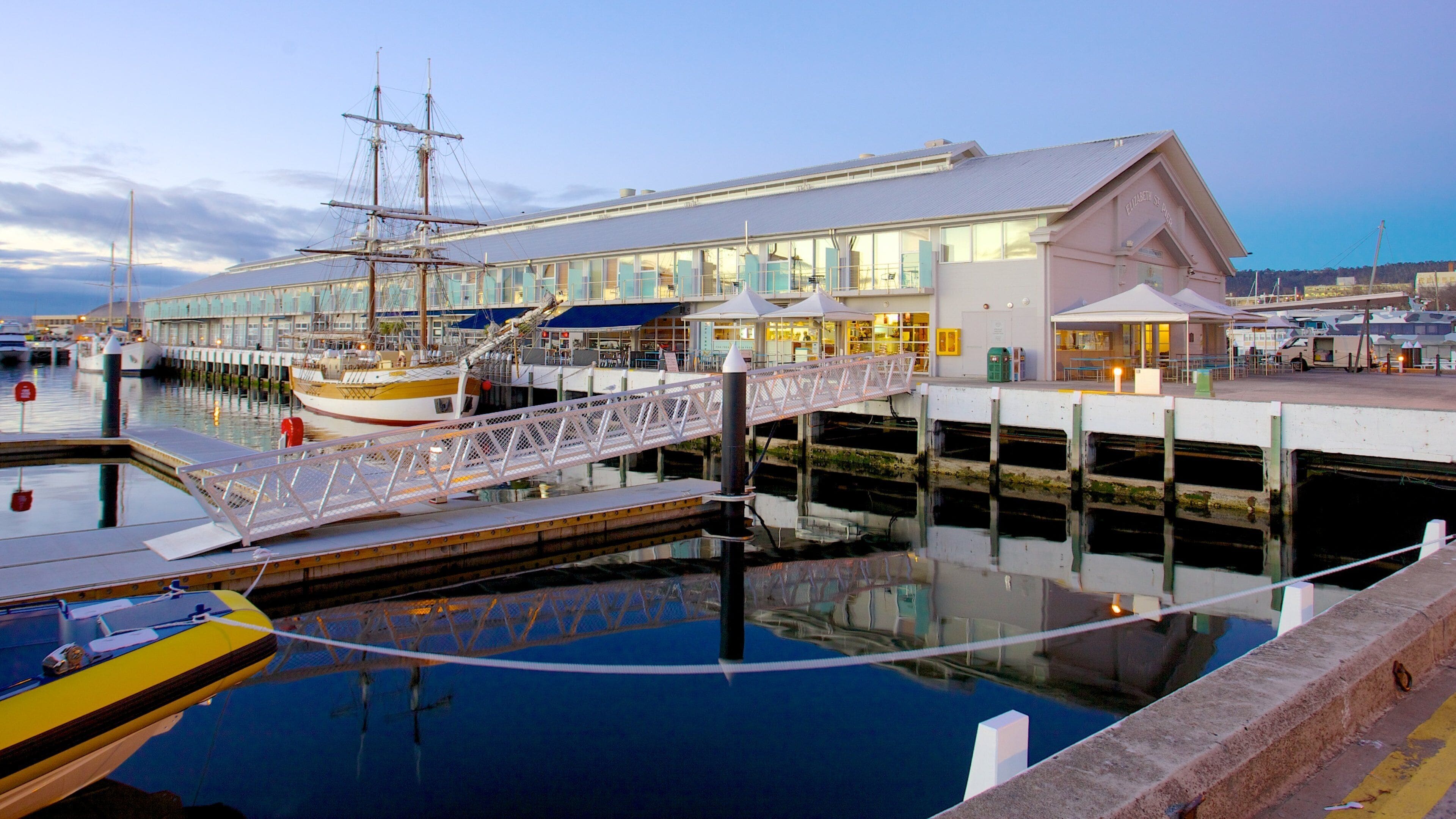Constitution Dock montrant voile, navigation et marina