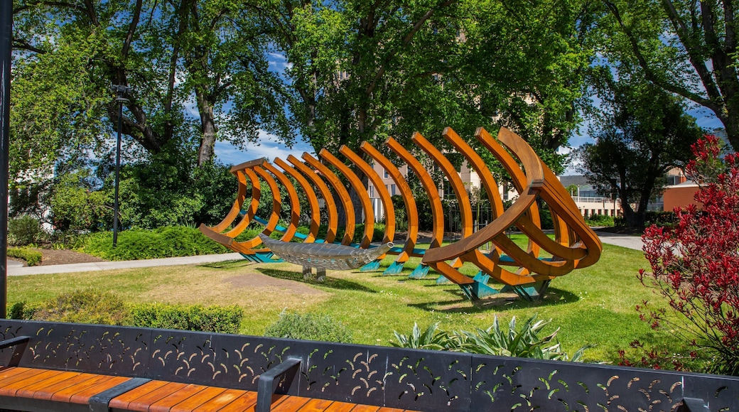 Franklin Square showing outdoor art and a park