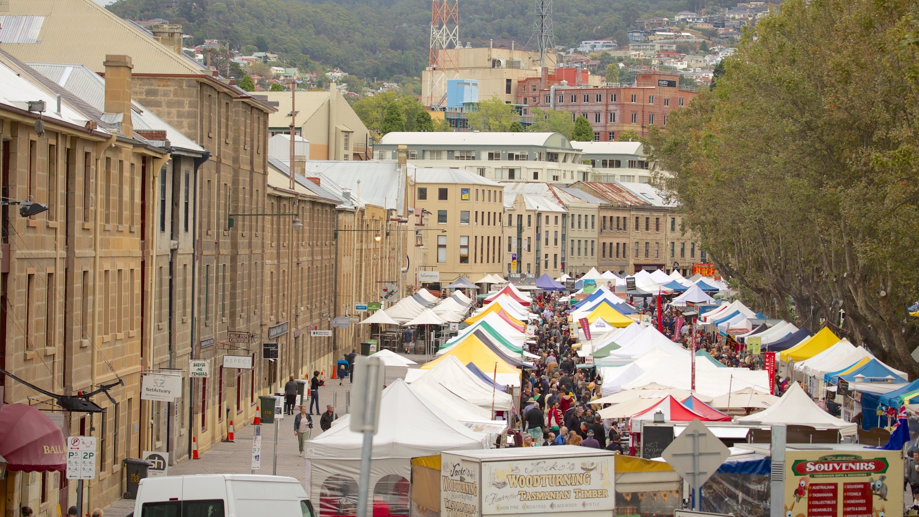Salamanca Place showing a city, landscape views and markets