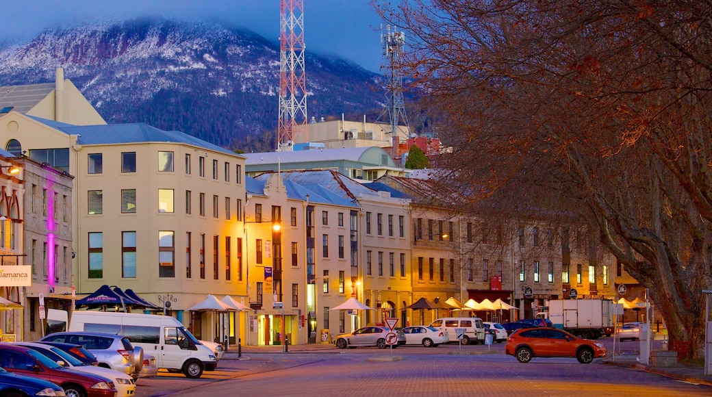 Quartier de Salamanca Place mettant en vedette scĂšnes de nuit, scĂšnes de rue et ville