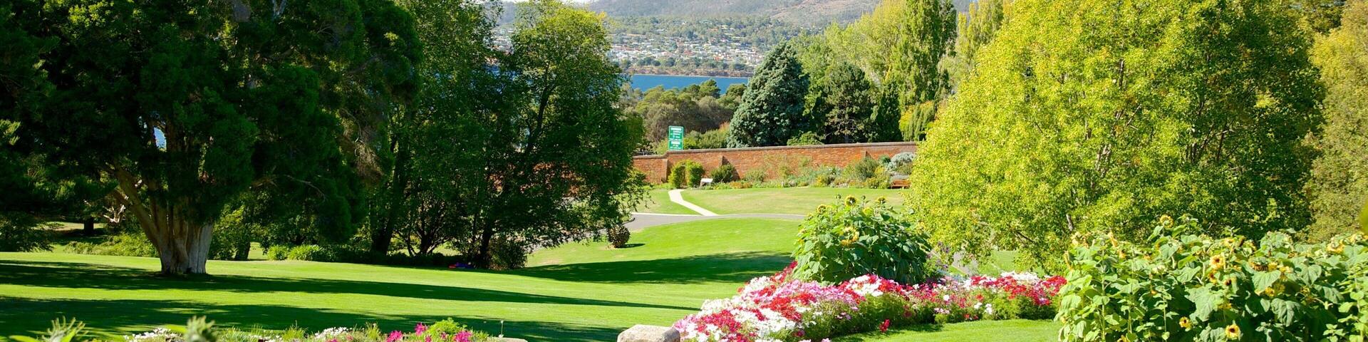 Royal Tasmanian Botanical Gardens featuring a park