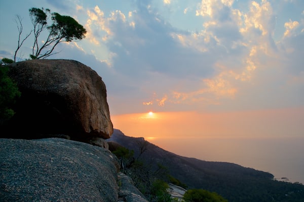 Parc national de Freycinet qui includes coucher de soleil et vues littorales