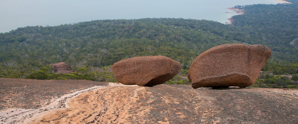 Freycinet National Park das einen See oder Wasserstelle und ruhige Szenerie