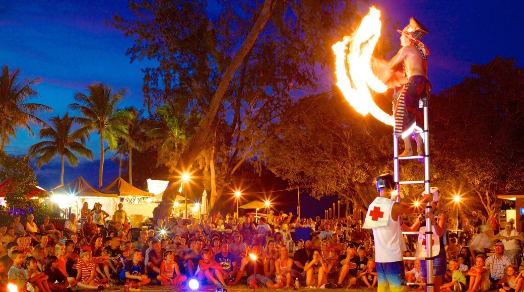 Mindil Beach que inclui performance de rua, cenas noturnas e vida noturna