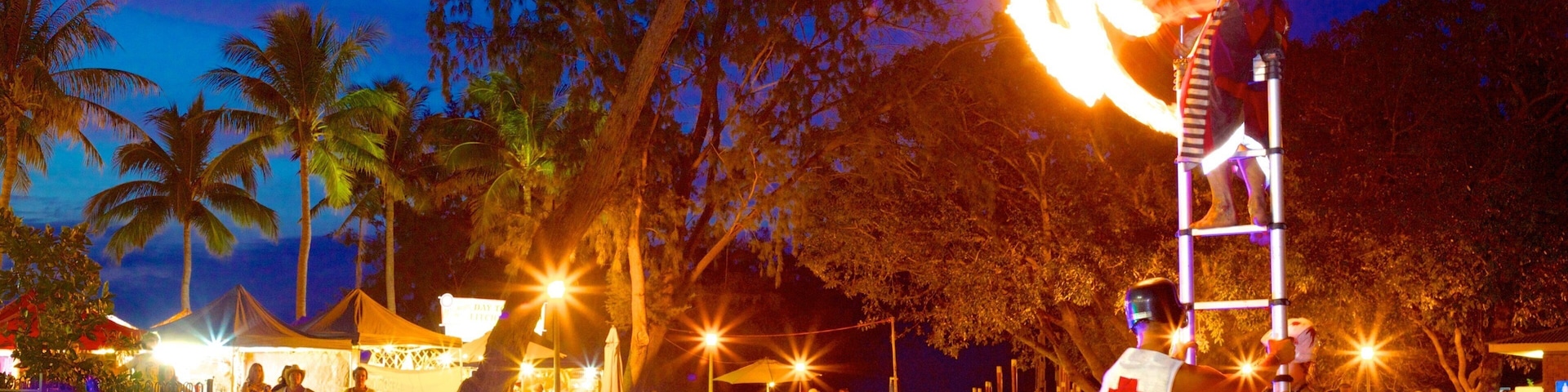 Playa de Mindil mostrando escenas de noche, vida nocturna y espectáculos callejeros
