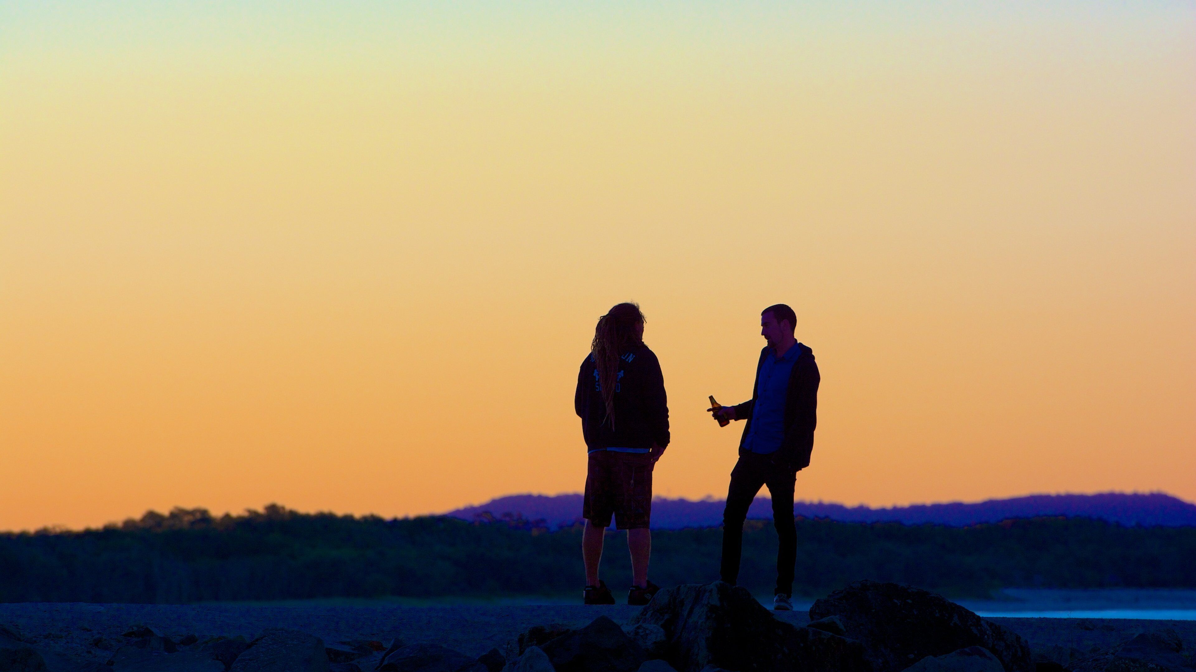 努沙海灘 设有 夕陽 以及 佳偶