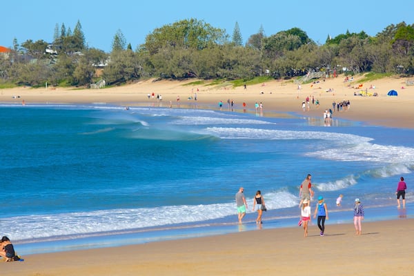 Mooloolaba Beach which includes a beach and a bay or harbour as well as a large group of people