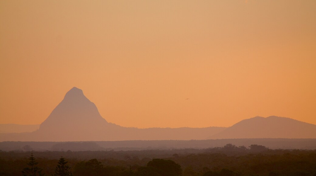 Glasshouse Mountains National Park bevat bergen, een zonsondergang en landschappen