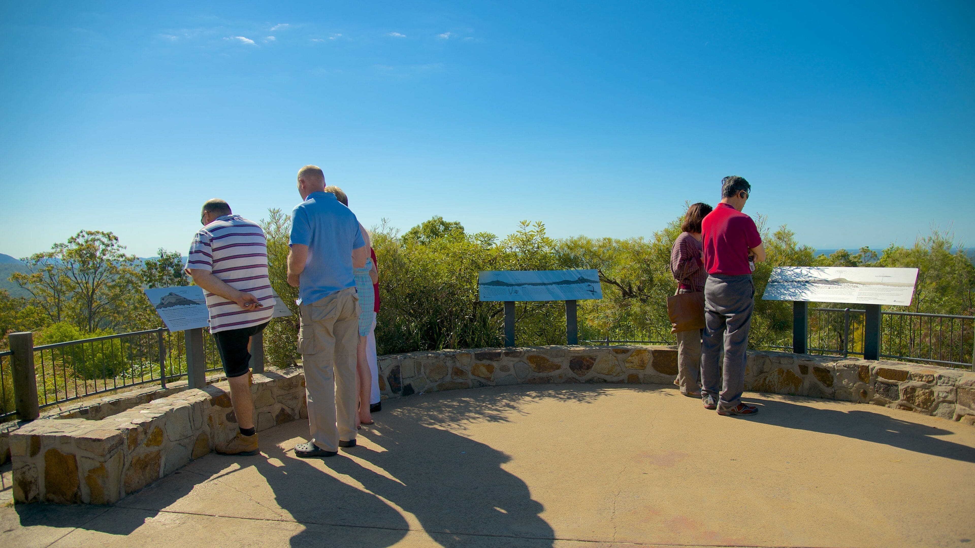 Glasshouse Mountains National Park toont vergezichten en ook een grote groep mensen