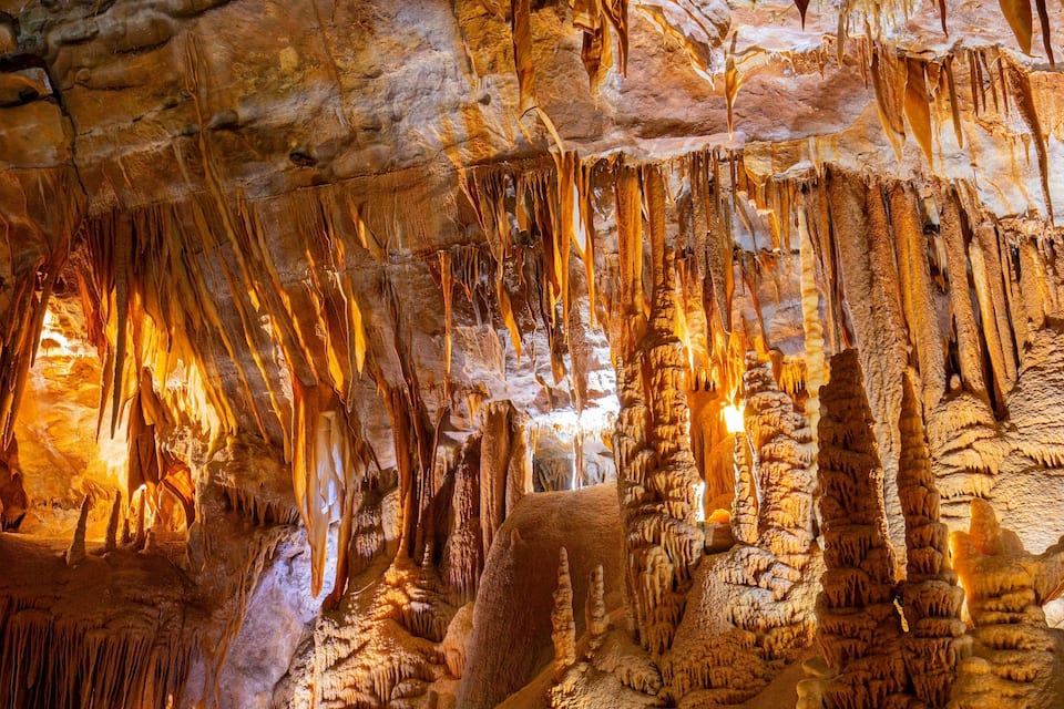 En grotta med stalaktiter och stalagmiter.