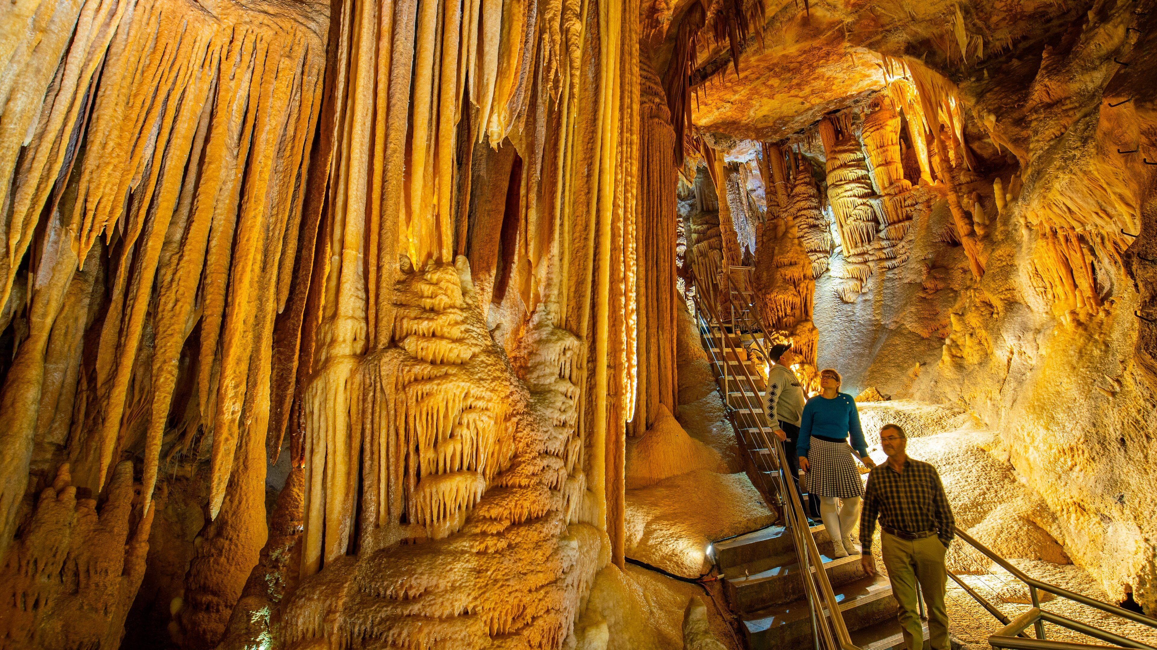 Jenolan Caves showing caves as well as a small group of people