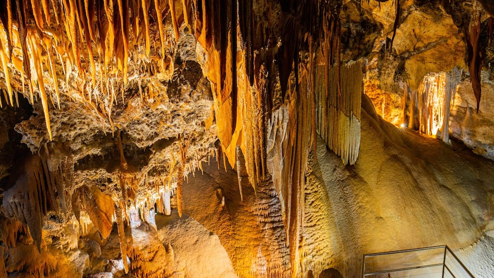 Une grotte ornée de stalactites et de stalagmites.