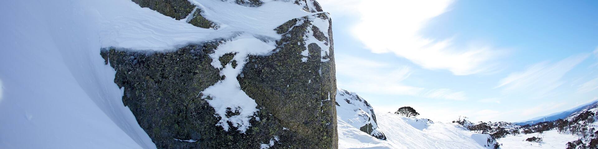 Perisher Ski Resort showing snow and snow boarding