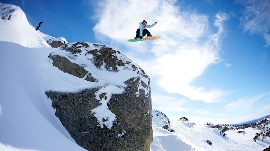 Perisher Ski Resort showing snow and snow boarding