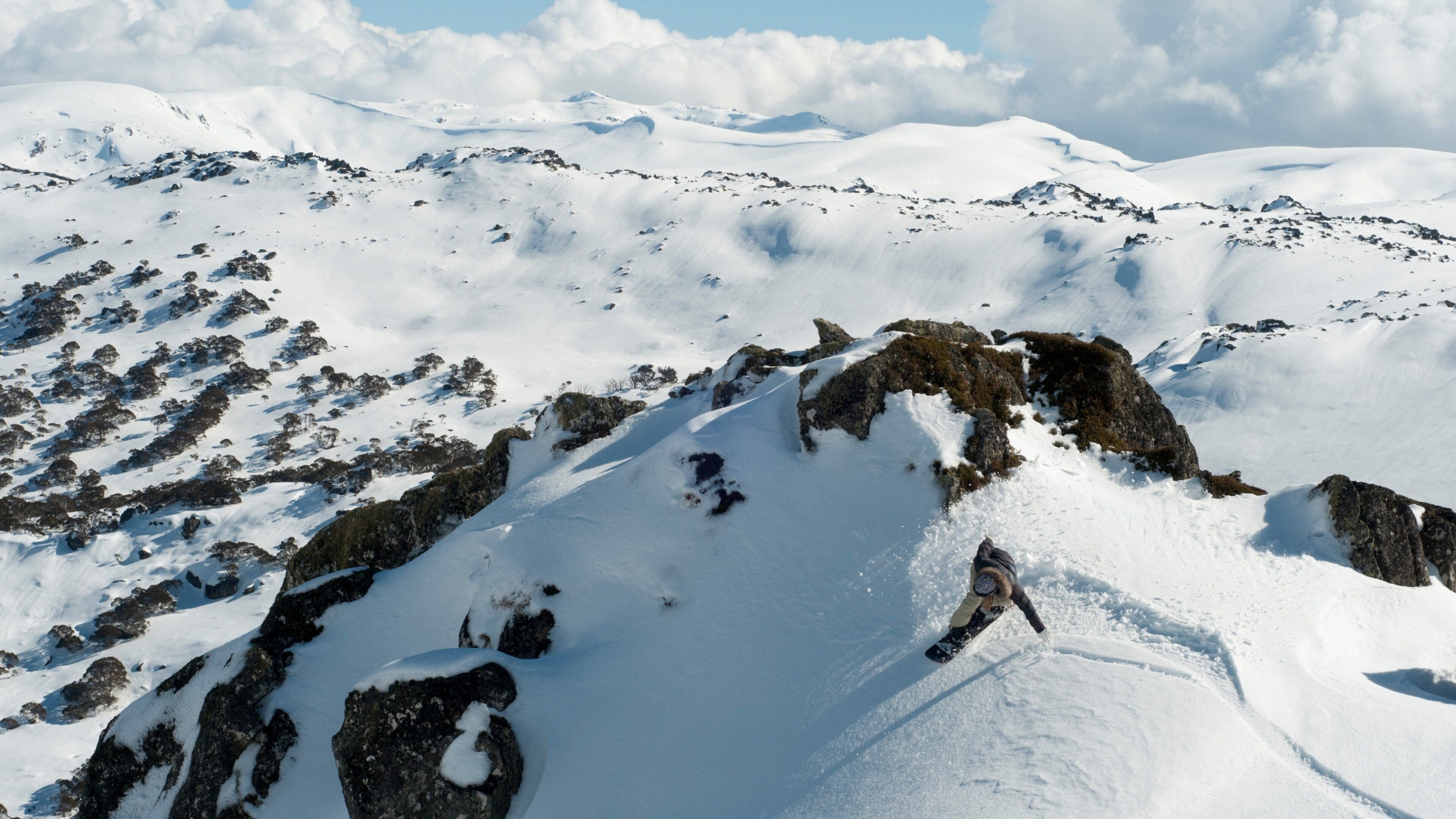 Complejo de ski Perisher mostrando montañas y nieve
