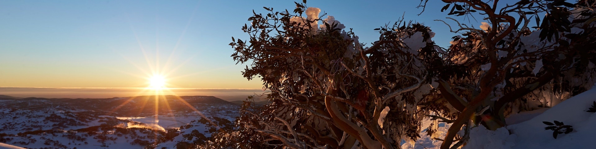 Complejo de ski Perisher que incluye una puesta de sol, nieve y vistas de paisajes