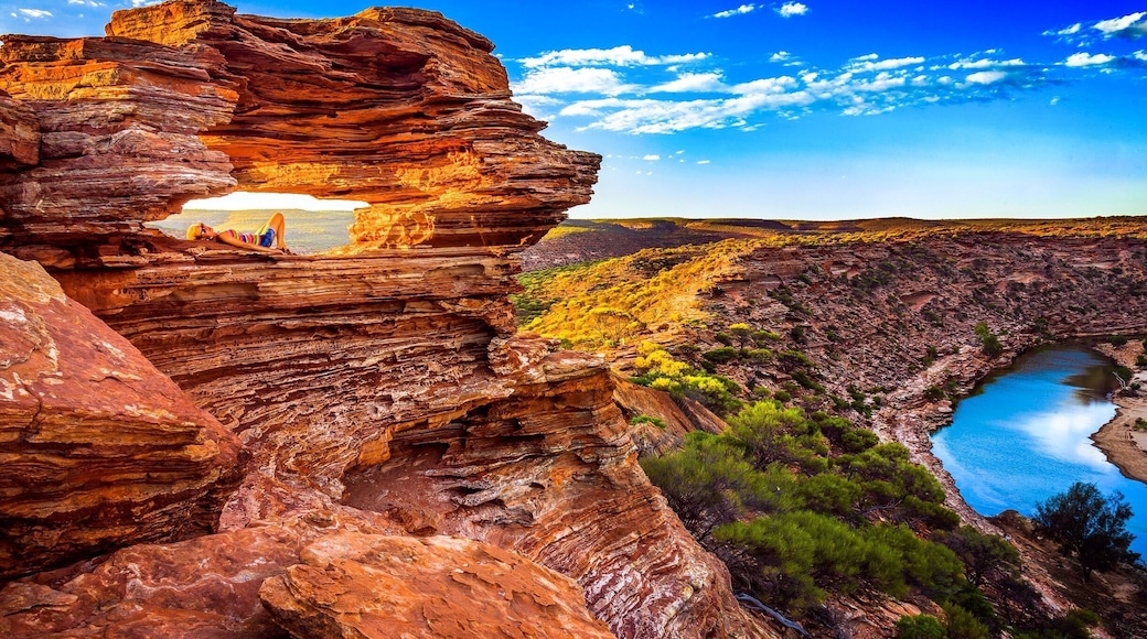 We discovered this gem during our #roadtrip through Western Australia. It's called Nature's Window and is located in Kalbarri National Park. Staying for sunset is highly recommended, just watch out for kangaroos on the way back in the dark! #westernaustralia #australia #nationalpark #goldenhour