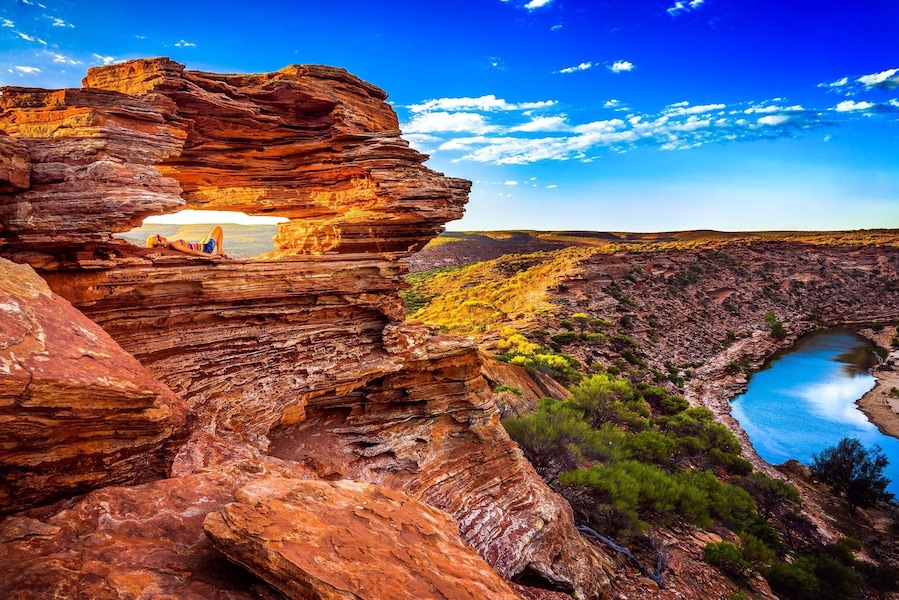 We discovered this gem during our #roadtrip through Western Australia. It's called Nature's Window and is located in Kalbarri National Park. Staying for sunset is highly recommended, just watch out for kangaroos on the way back in the dark! #westernaustralia #australia #nationalpark #goldenhour