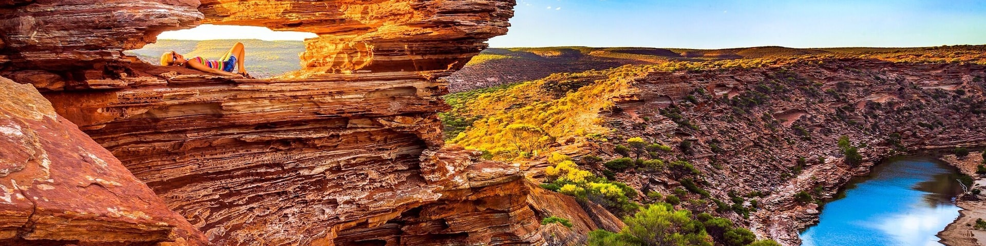 We discovered this gem during our #roadtrip through Western Australia. It's called Nature's Window and is located in Kalbarri National Park. Staying for sunset is highly recommended, just watch out for kangaroos on the way back in the dark! #westernaustralia #australia #nationalpark #goldenhour