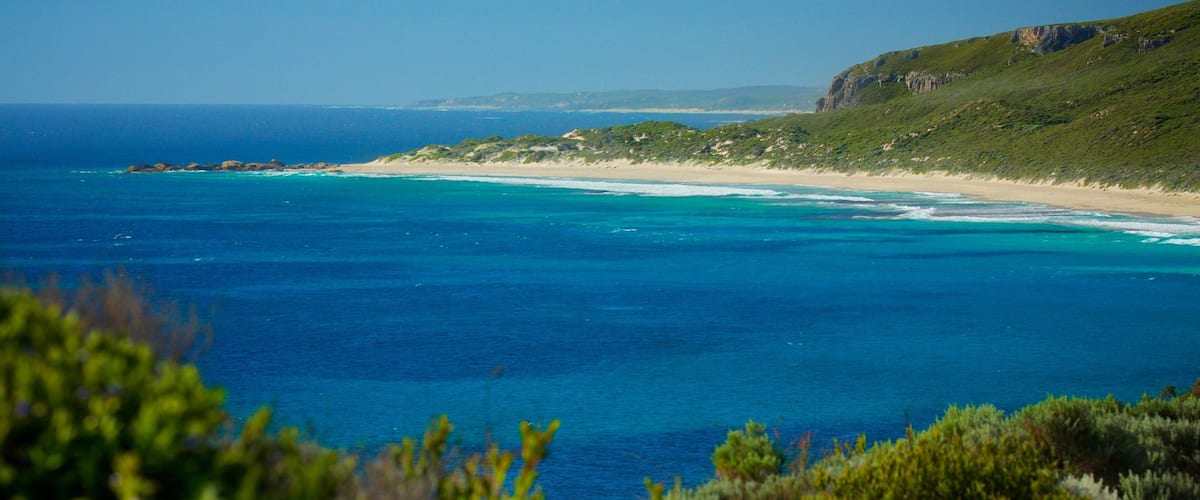 Conto Beach welches beinhaltet Berge und Sandstrand