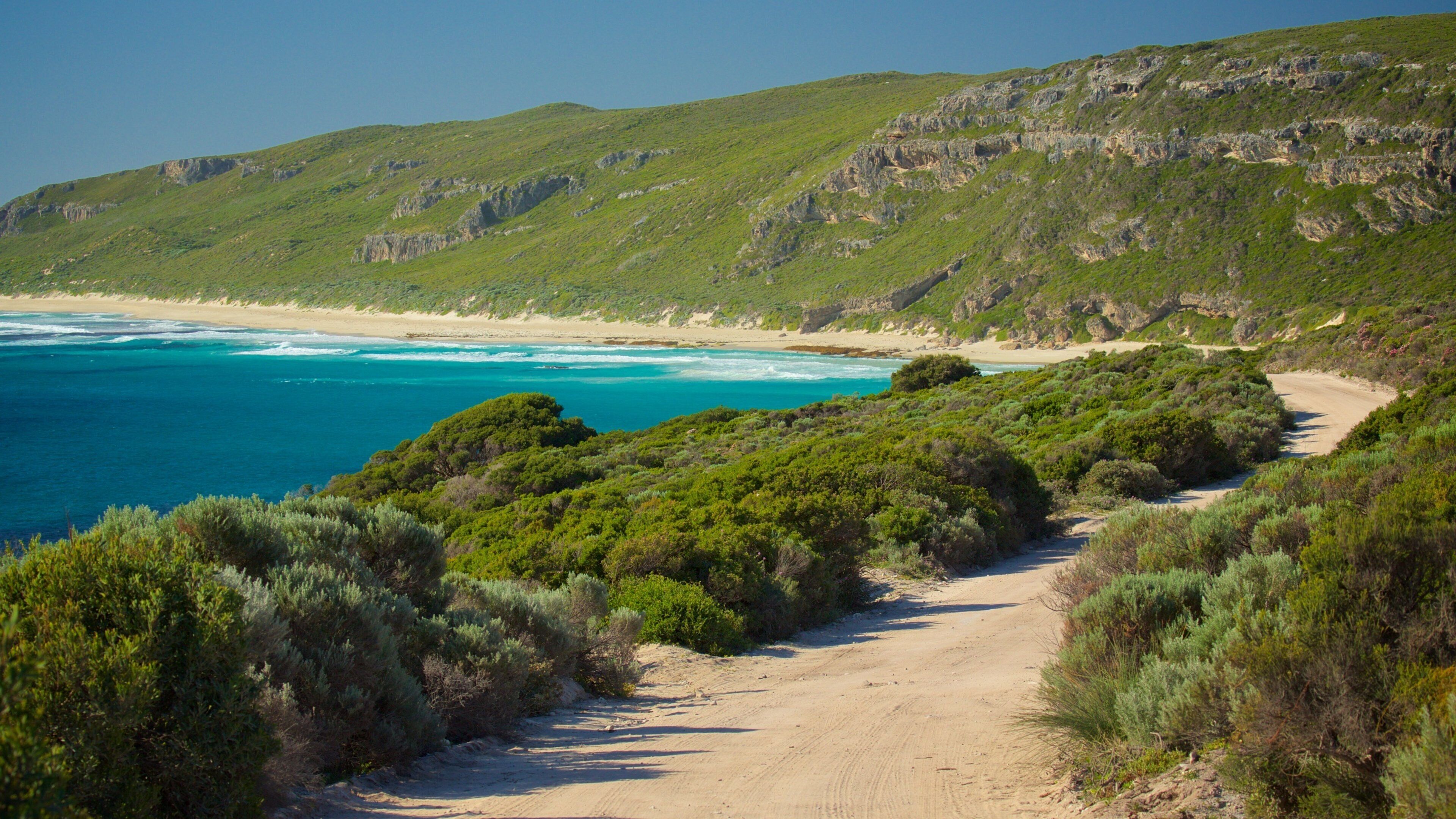 Conto Beach caracterizando uma praia e montanhas
