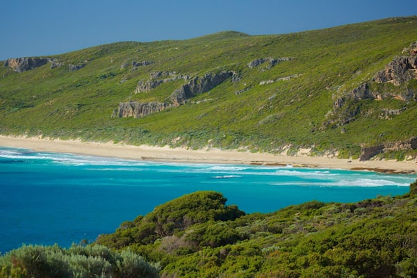 Plage de Conto montrant plage et montagnes