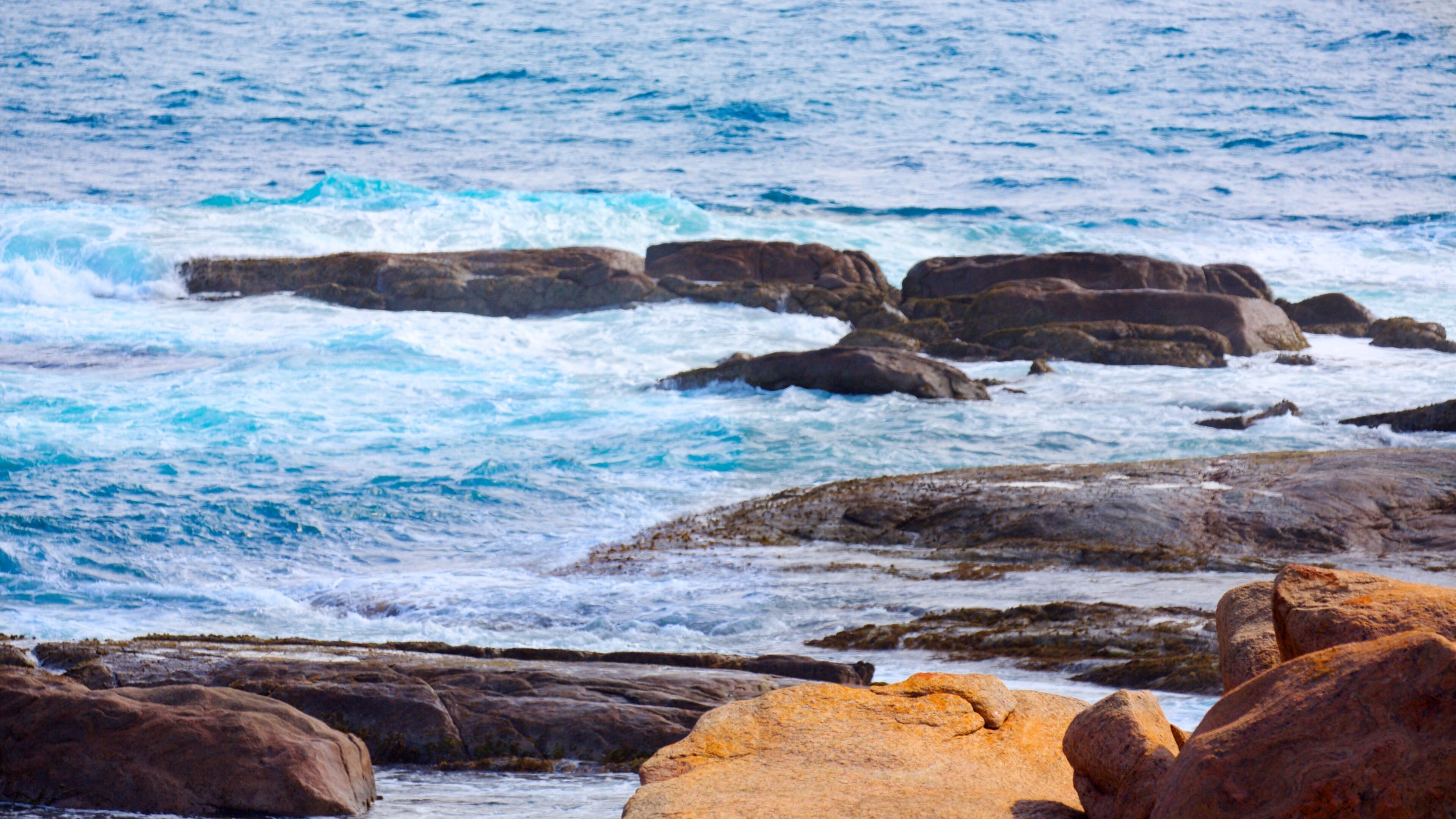 Phare de Cape Leeuwin mettant en vedette surf et côte escarpée